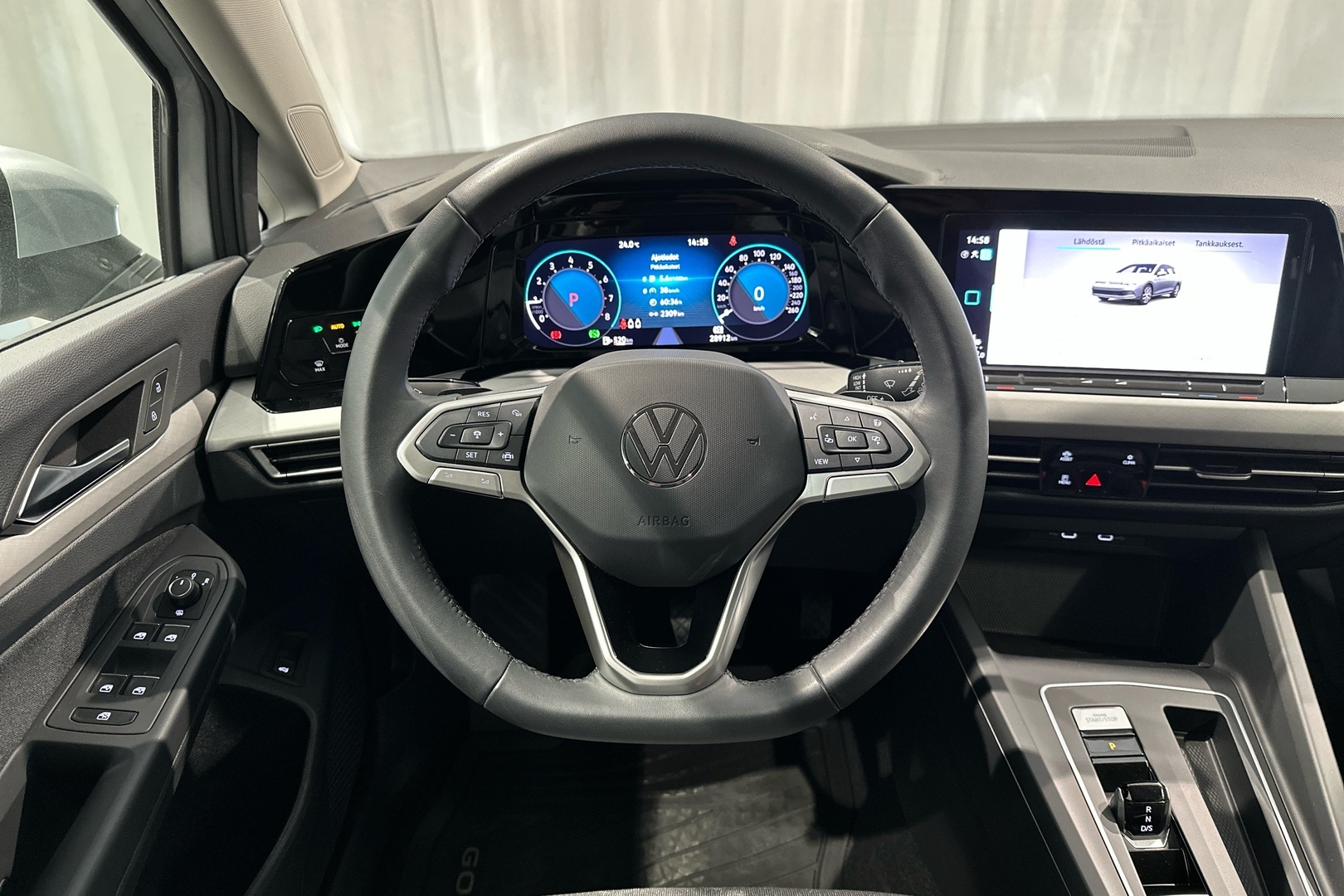 VOLKSWAGEN Golf 2024