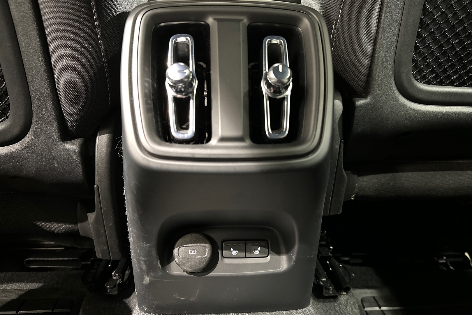 VOLVO XC40 2023