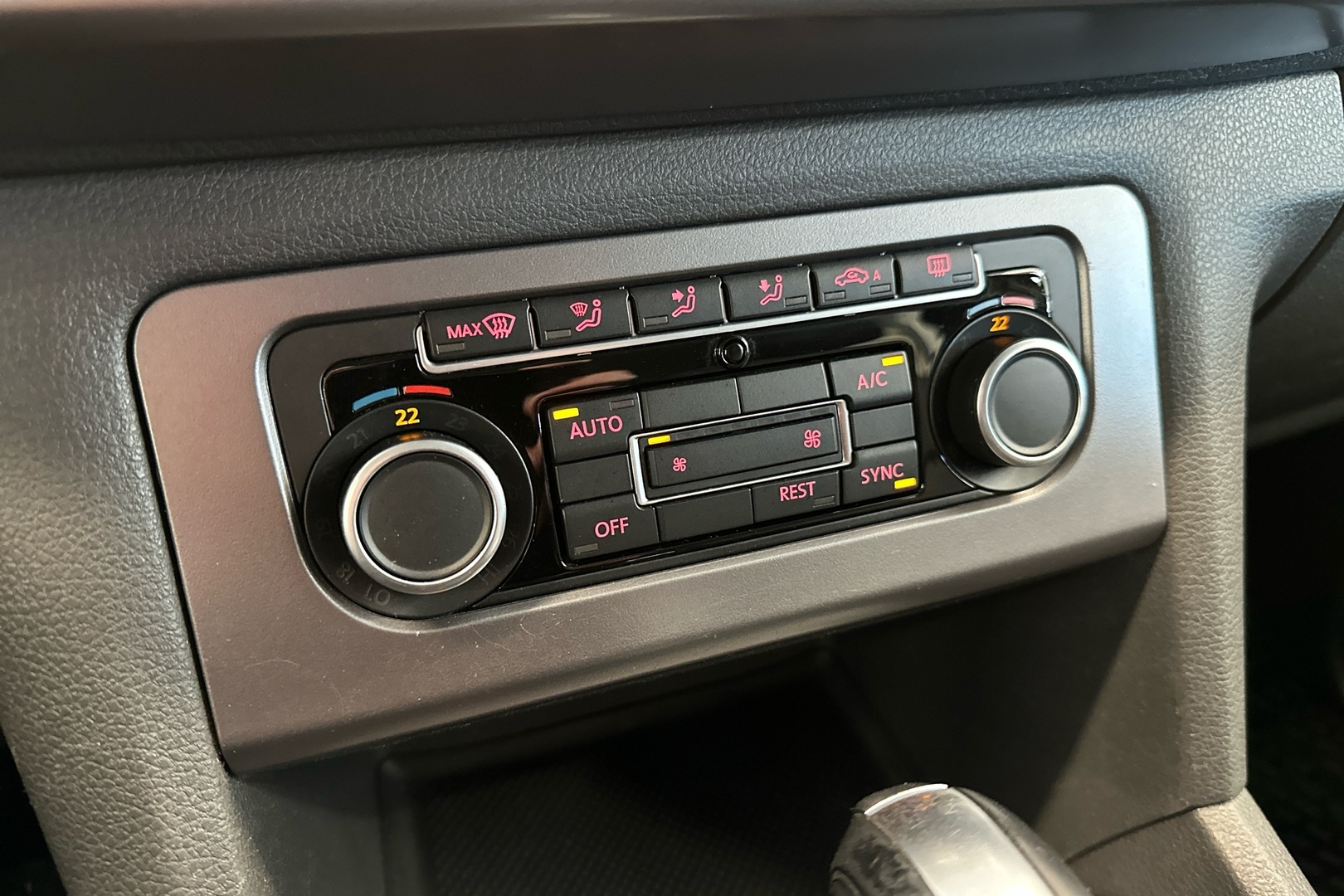 VOLKSWAGEN Amarok 2016