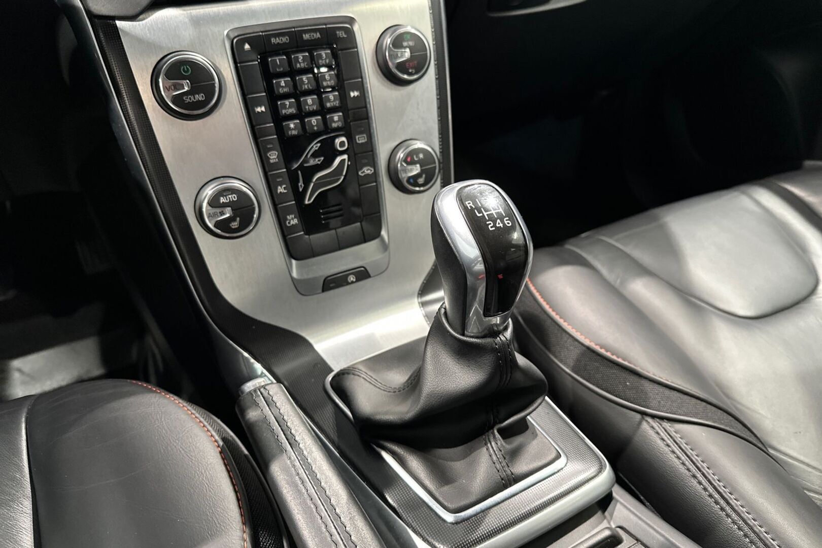 VOLVO V40 2015