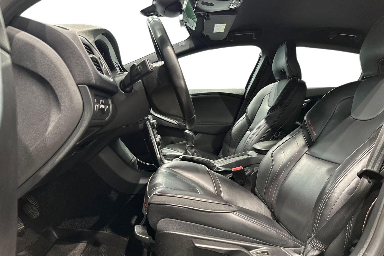 VOLVO V40 2015