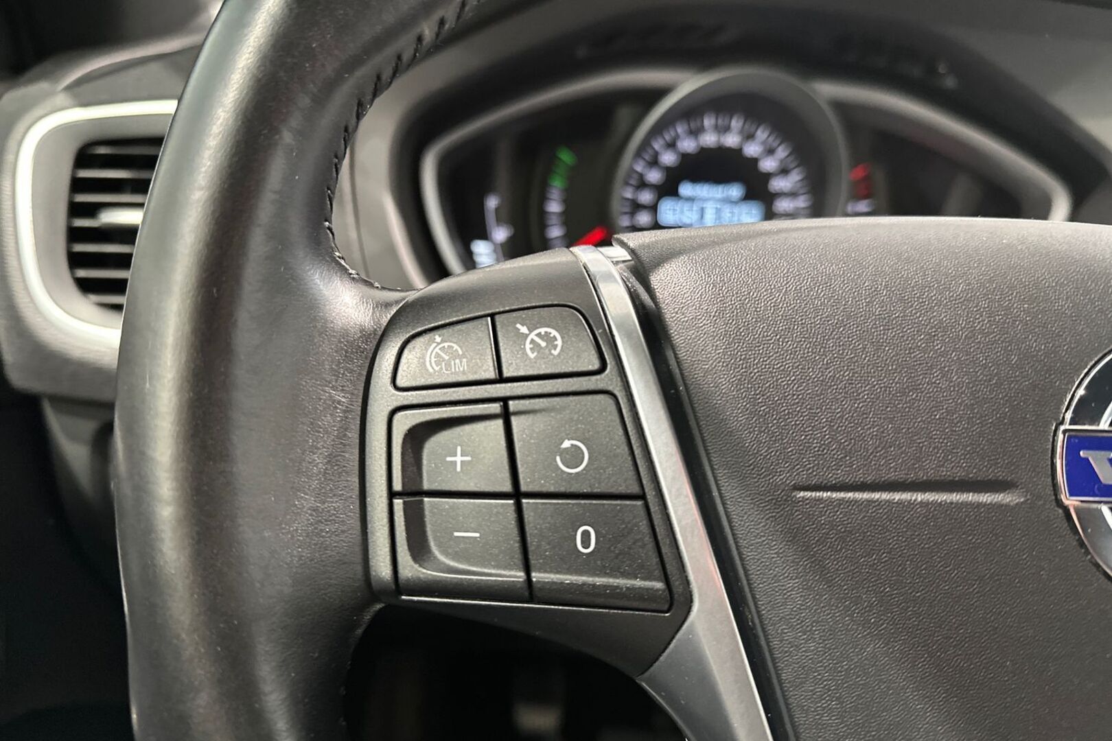 VOLVO V40 2015
