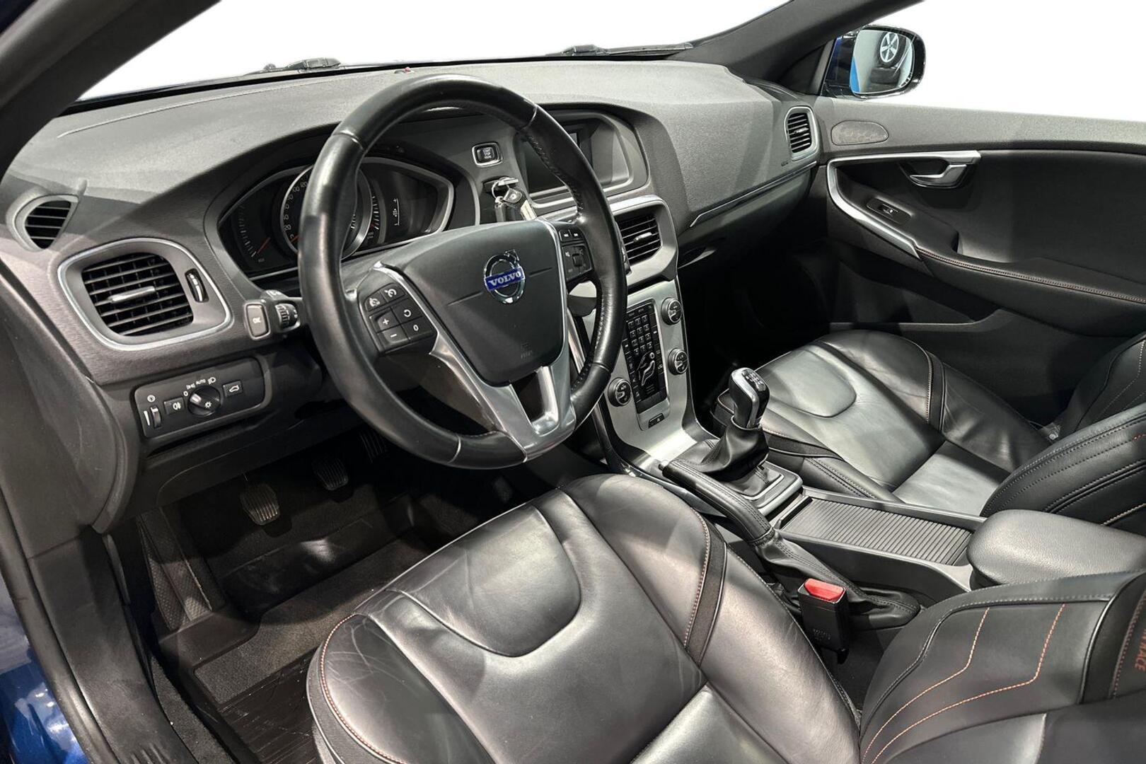 VOLVO V40 2015