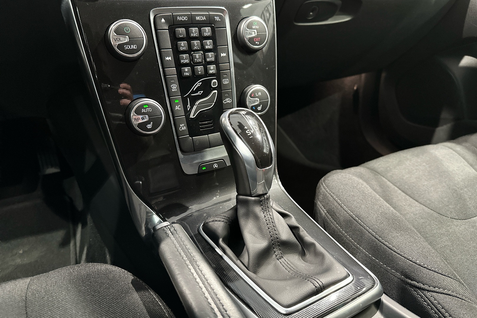 VOLVO V40 2016