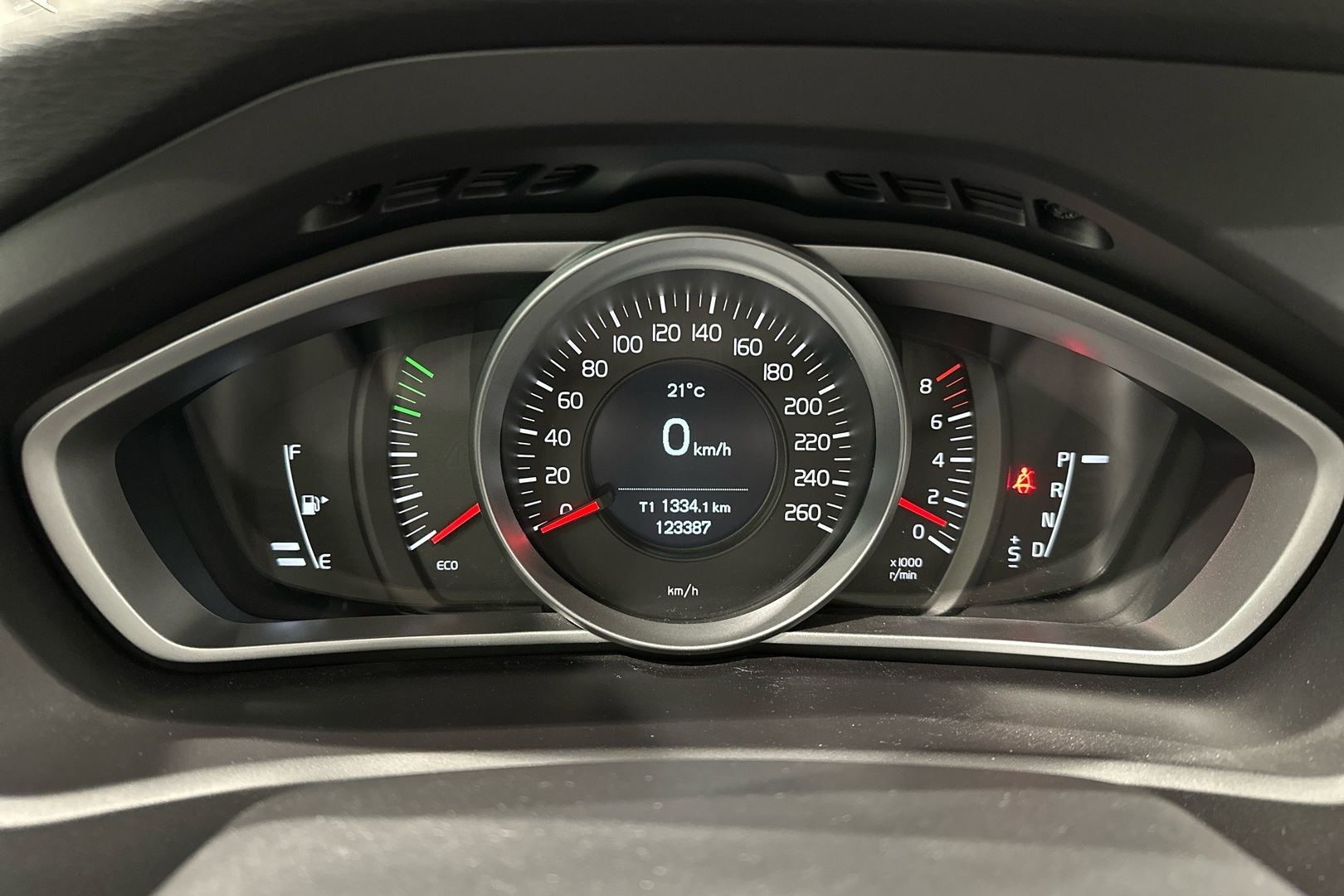 VOLVO V40 2016