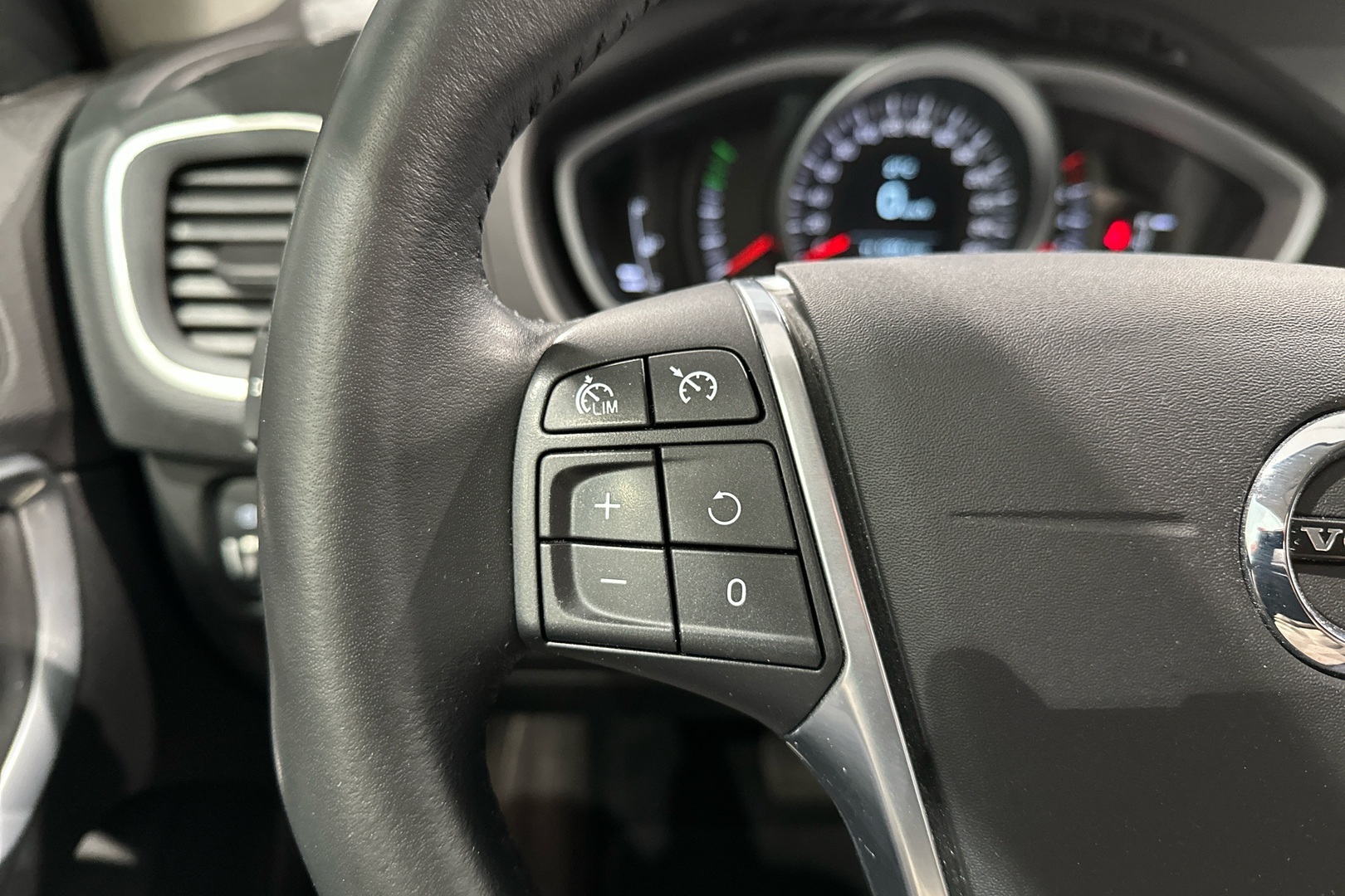 VOLVO V40 2016