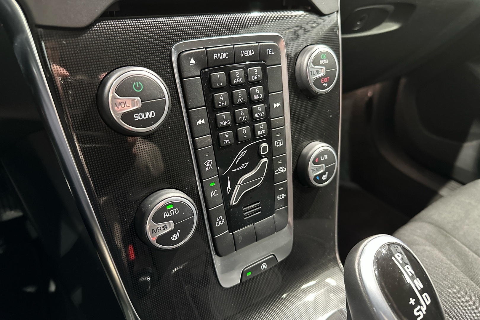 VOLVO V40 2016