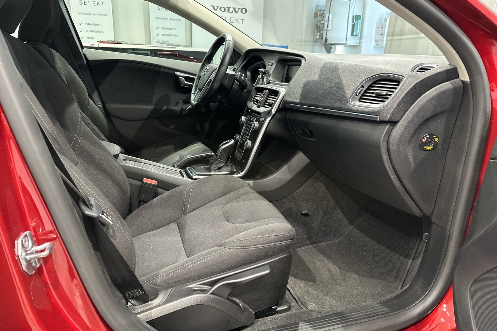 VOLVO V40 2016