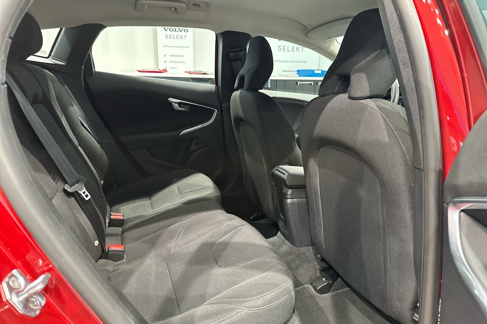VOLVO V40 2016
