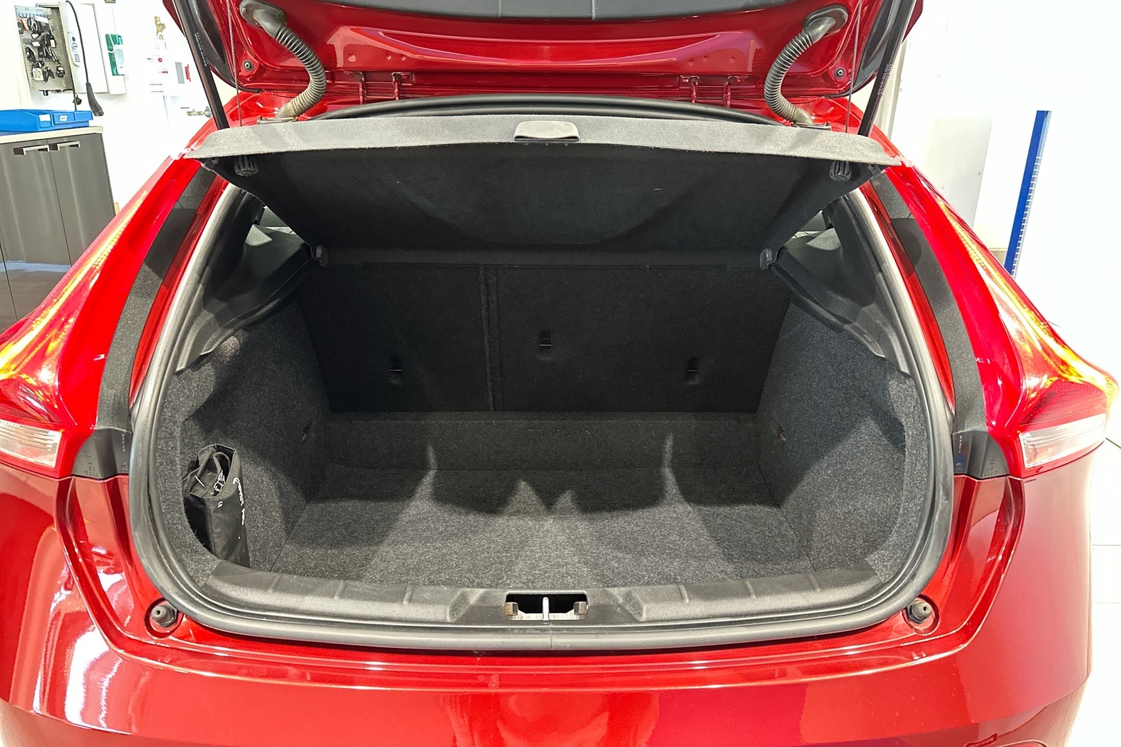 VOLVO V40 2016