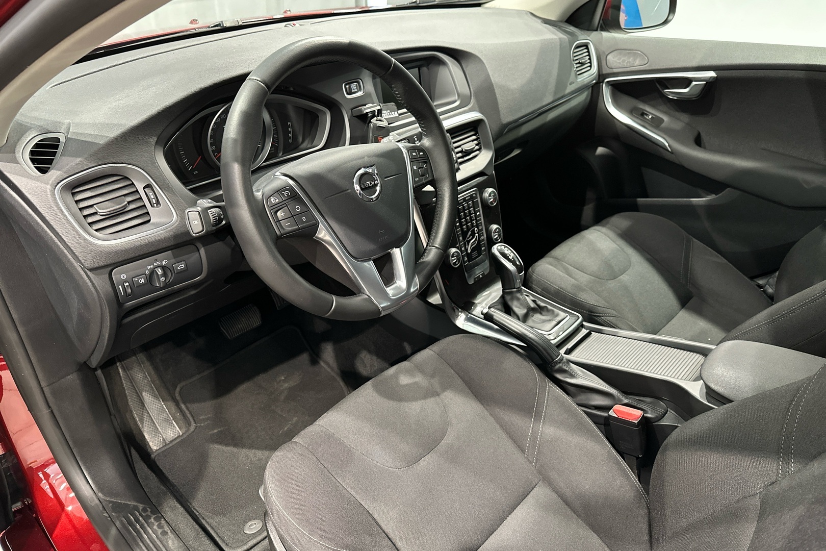 VOLVO V40 2016