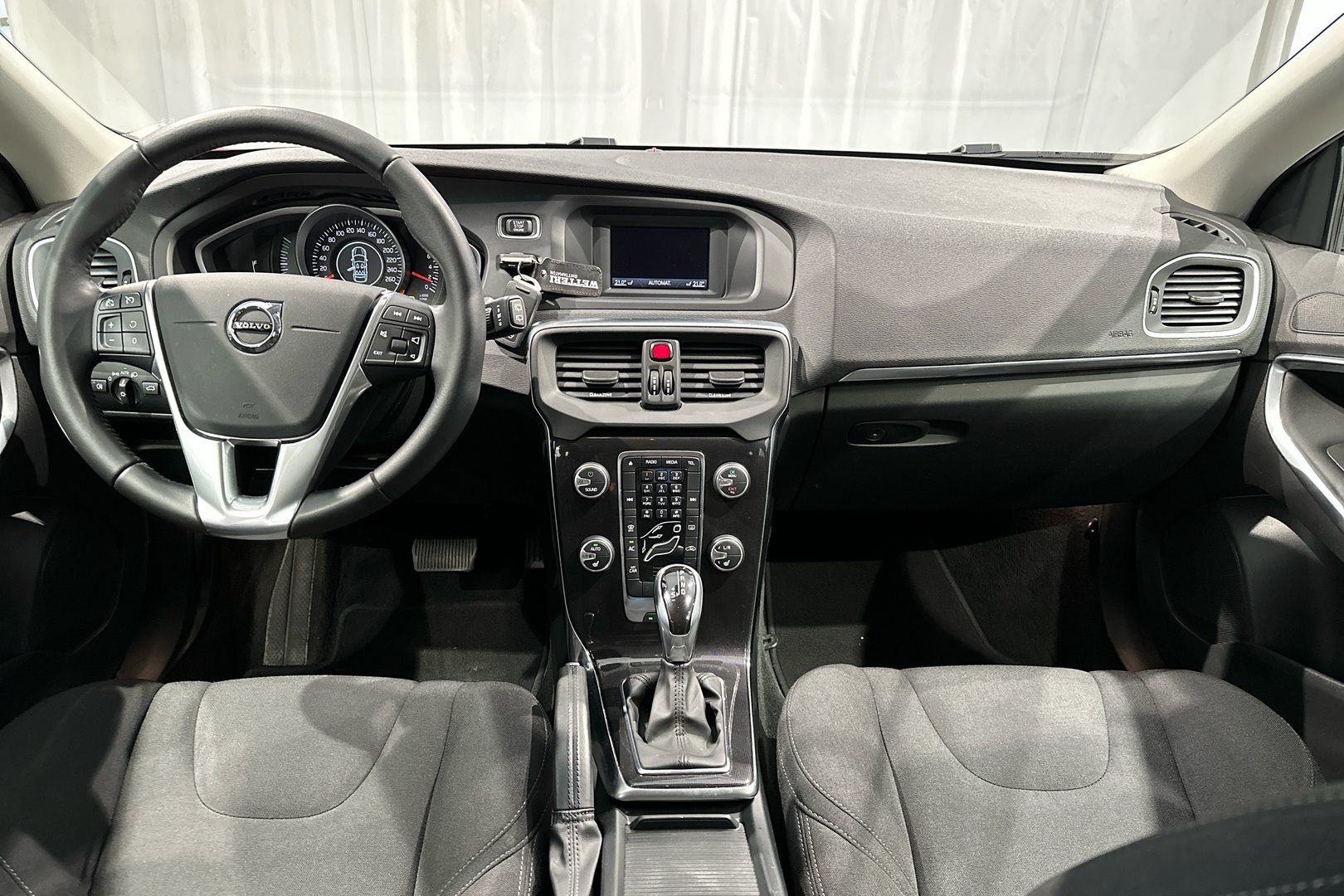 VOLVO V40 2016