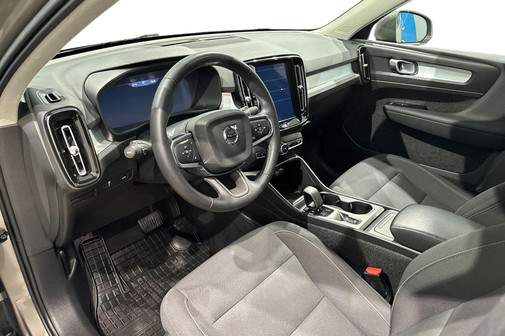 VOLVO XC40 8