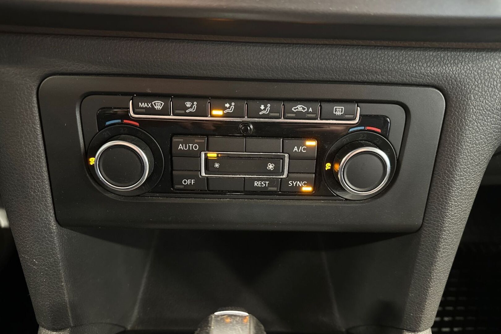VOLKSWAGEN Amarok 2013