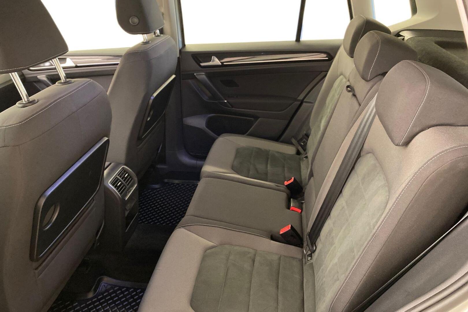 VOLKSWAGEN Golf Sportsvan 11