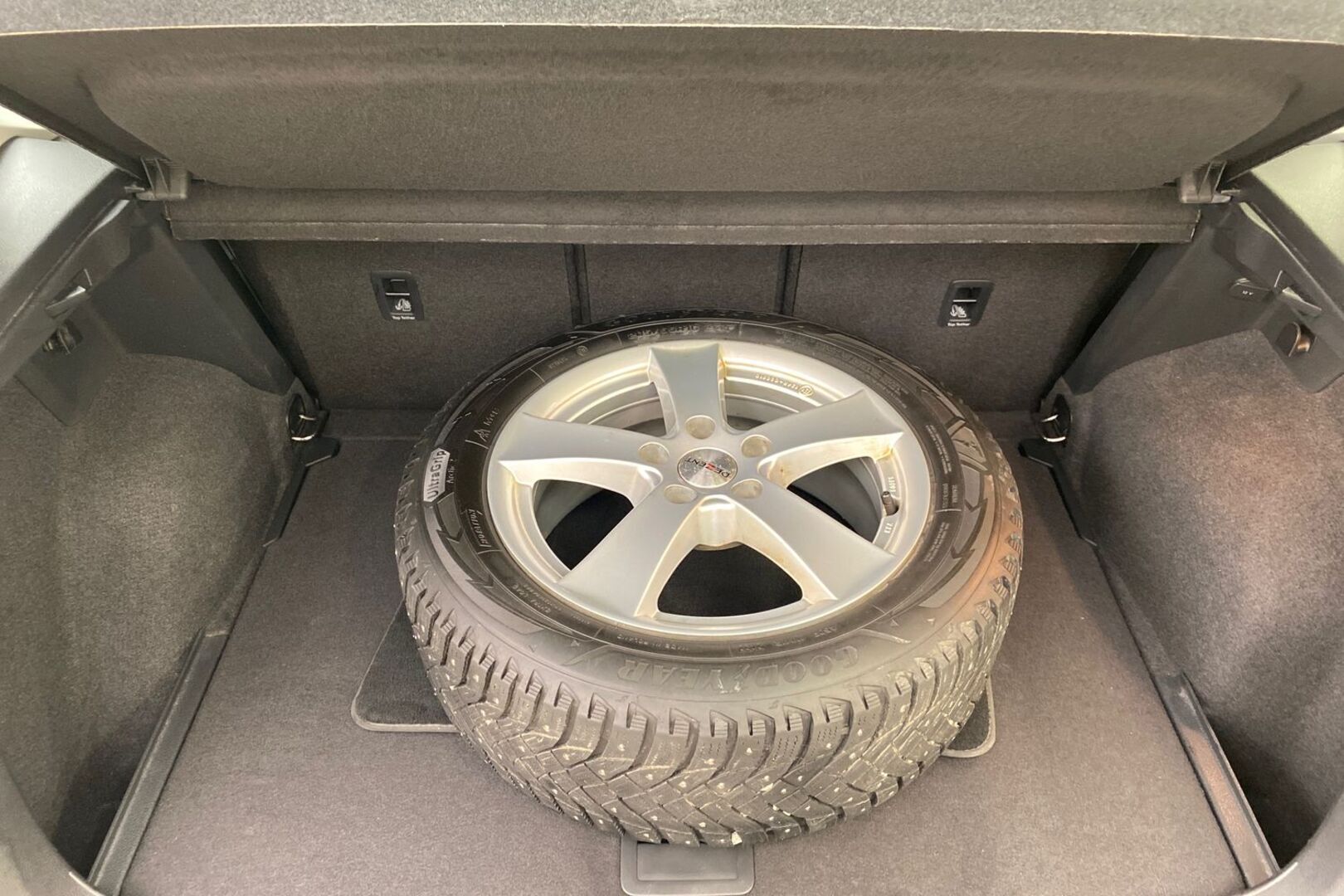 VOLKSWAGEN Golf Sportsvan 12