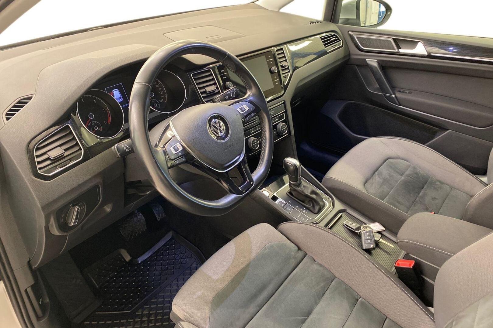 VOLKSWAGEN Golf Sportsvan 8