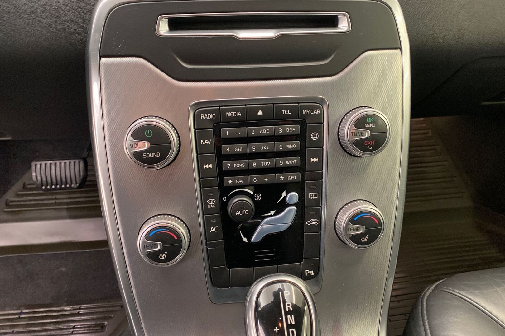 VOLVO V70 2014