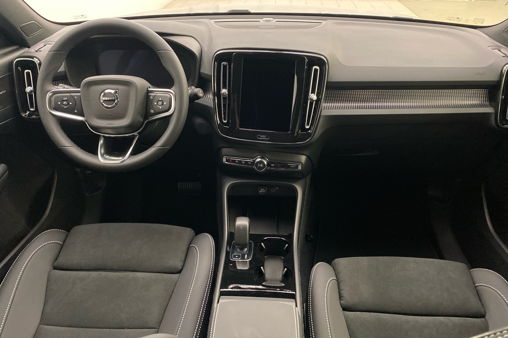 VOLVO EX40 10