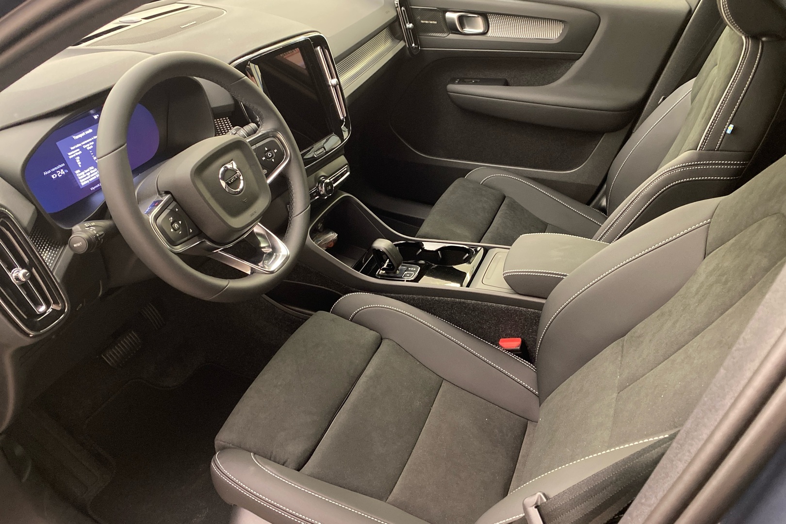 VOLVO EX40 6