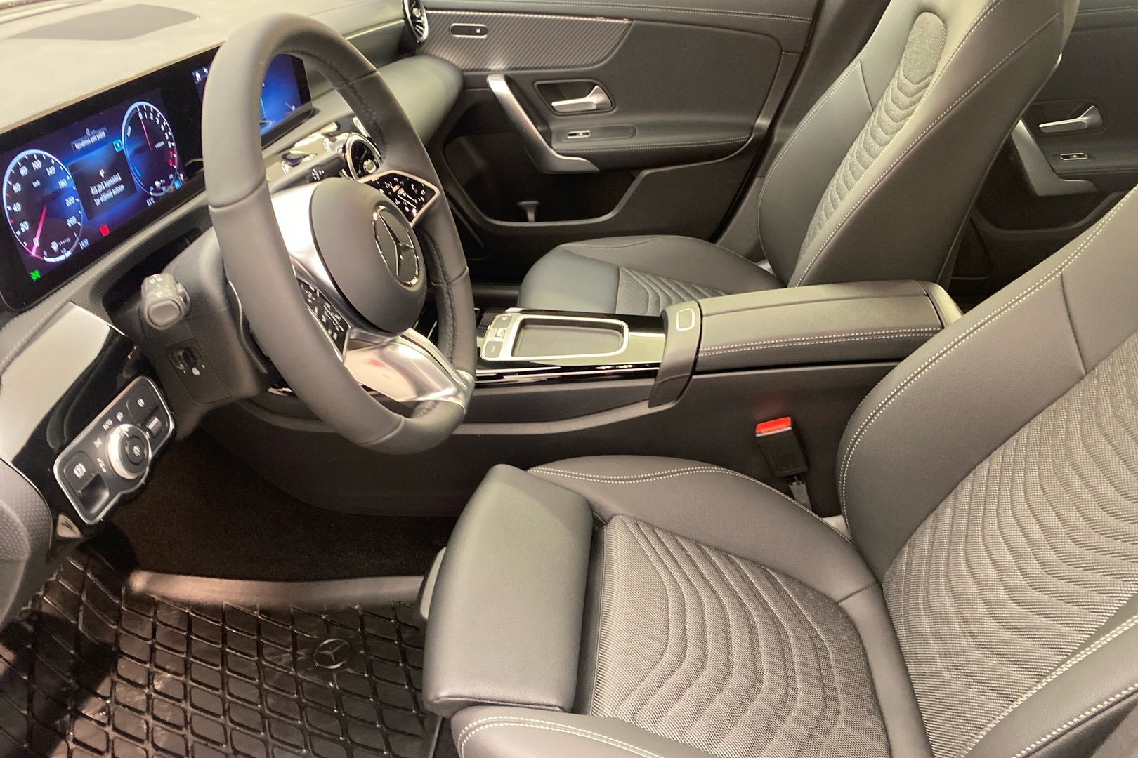 MERCEDES-BENZ CLA 2025