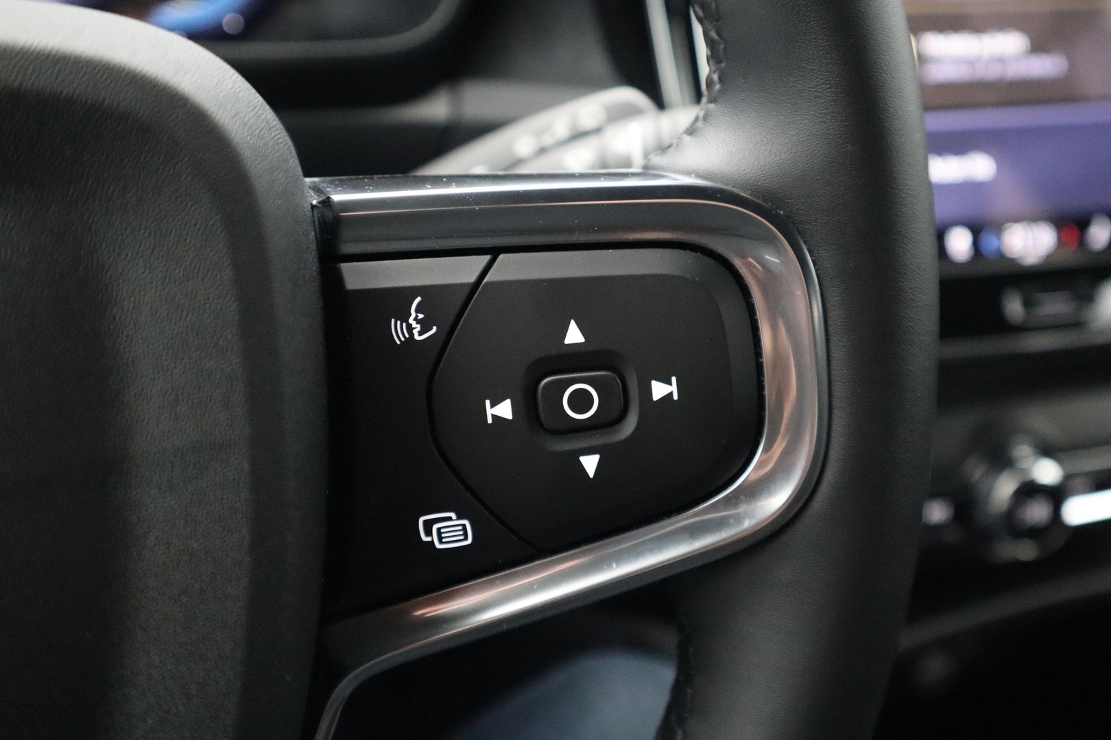 VOLVO XC40 2023