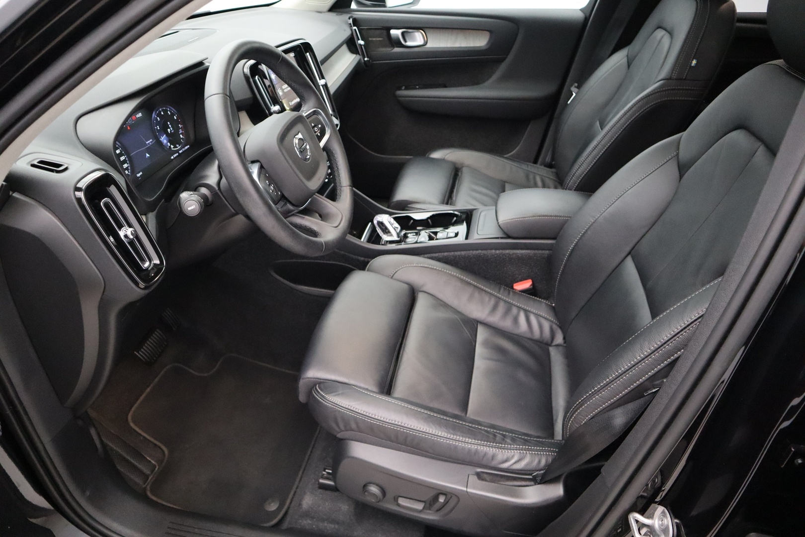 VOLVO XC40 2022
