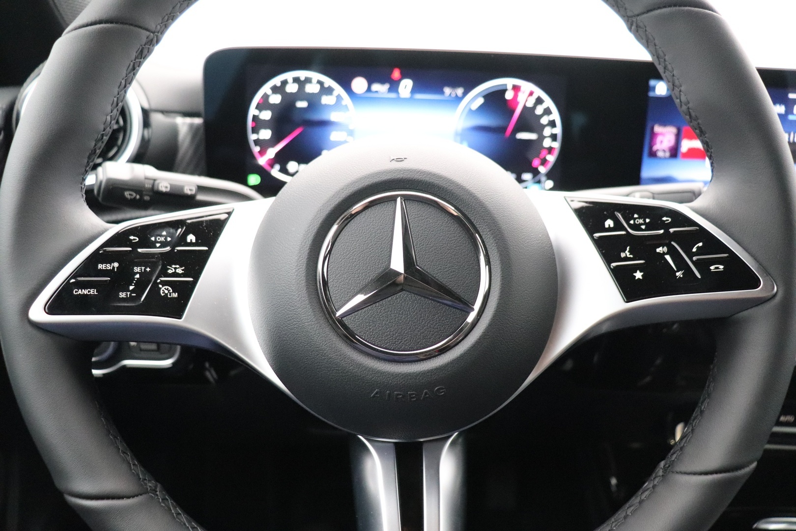 MERCEDES-BENZ CLA 2025