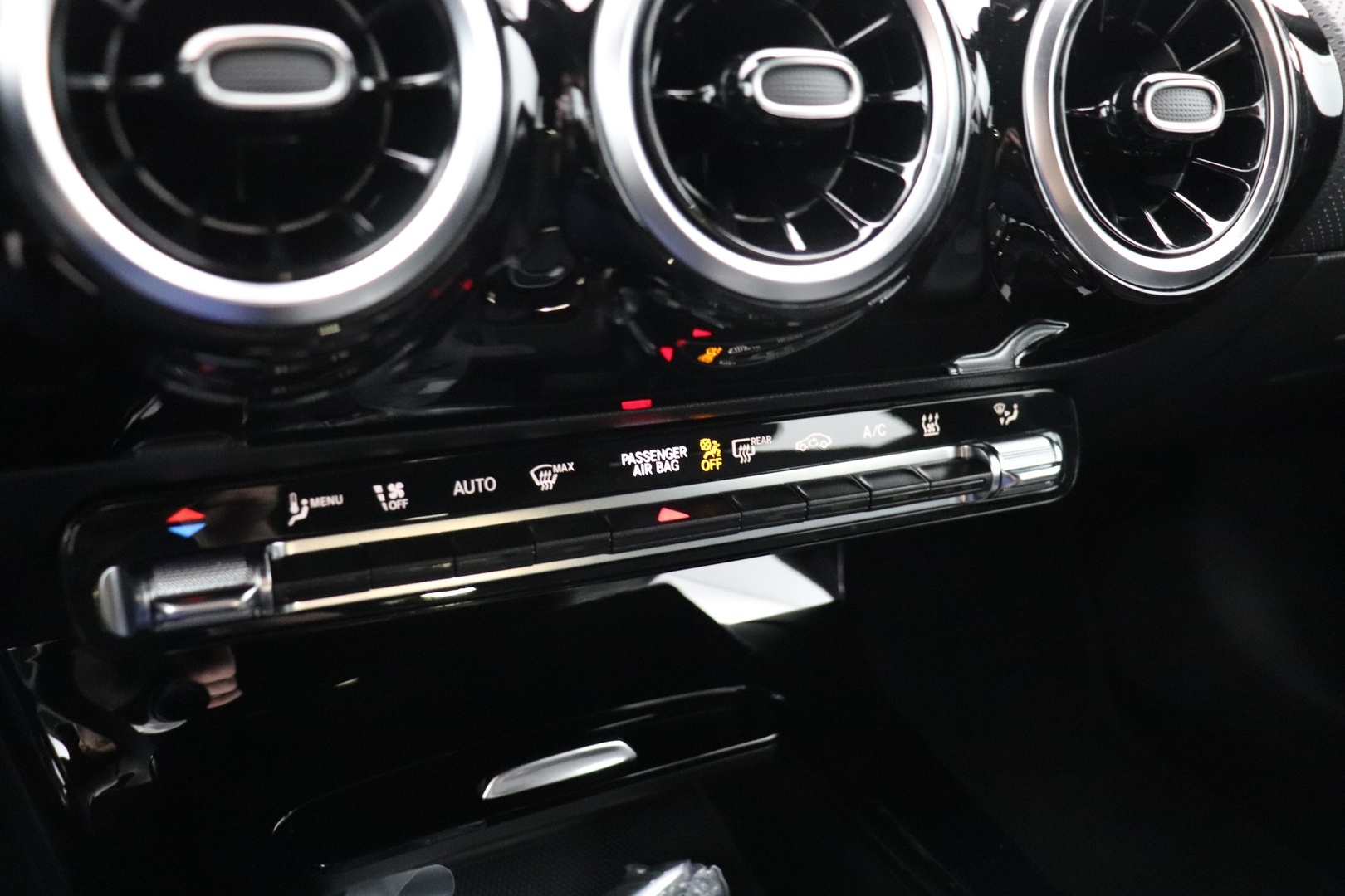 MERCEDES-BENZ CLA 2025