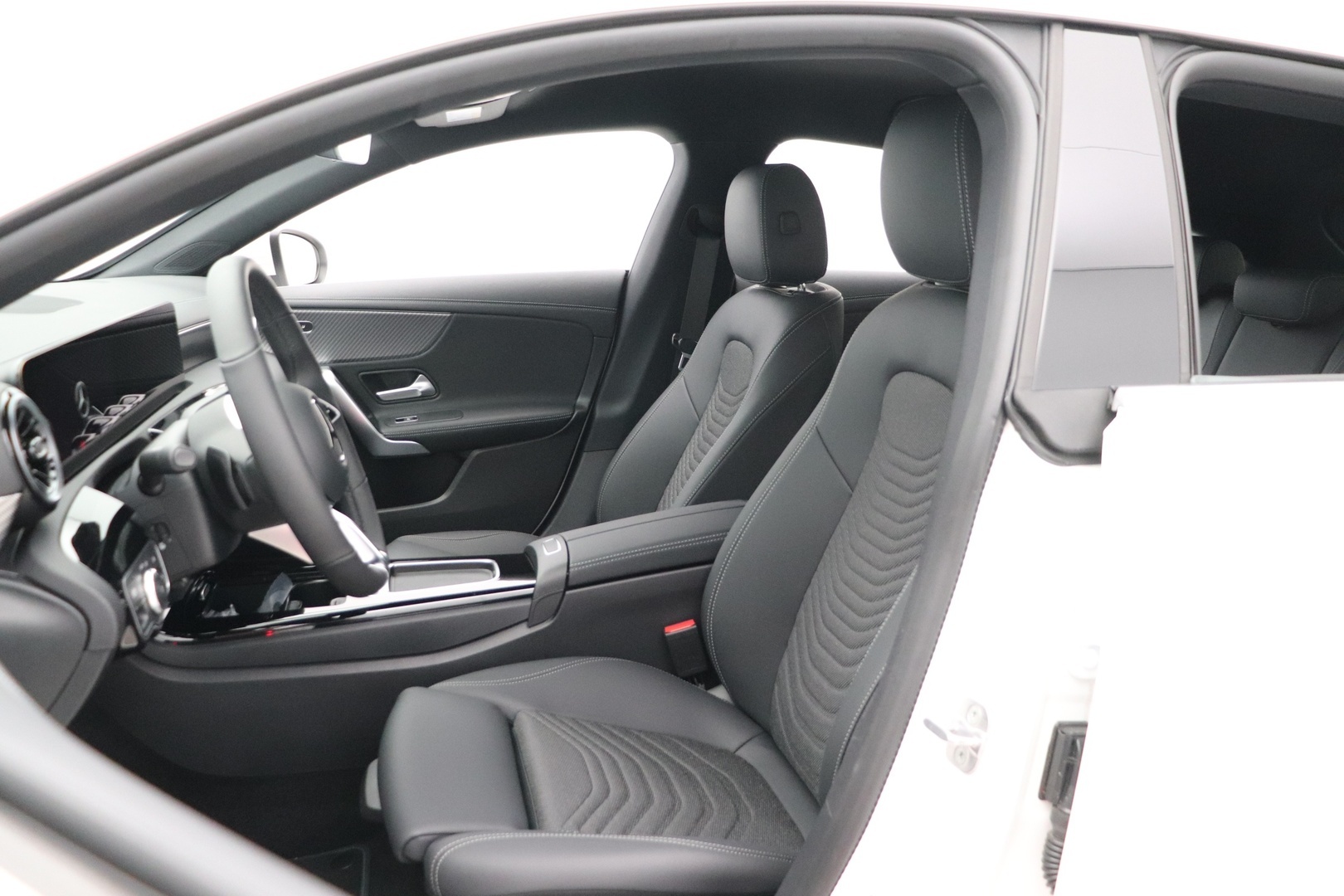 MERCEDES-BENZ CLA 2025