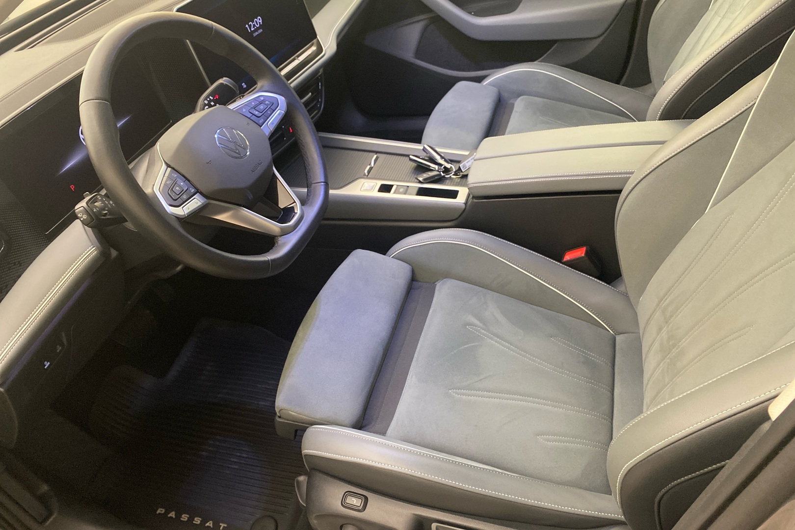 VOLKSWAGEN Passat 2024