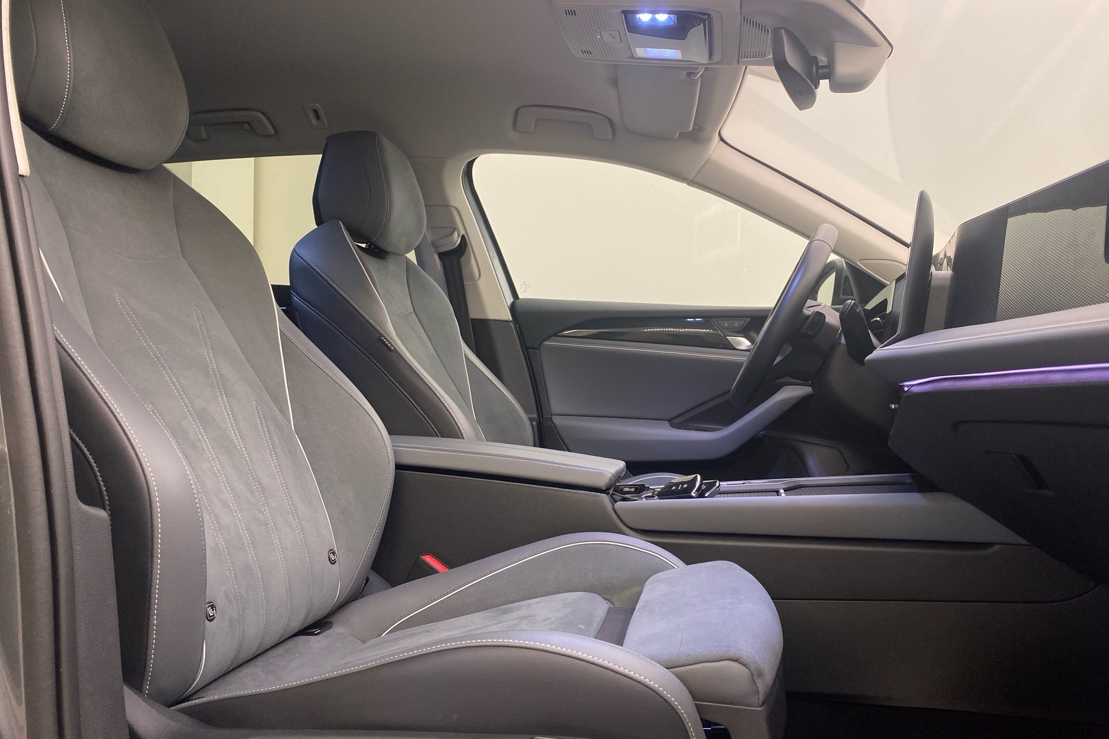 VOLKSWAGEN Passat 2024