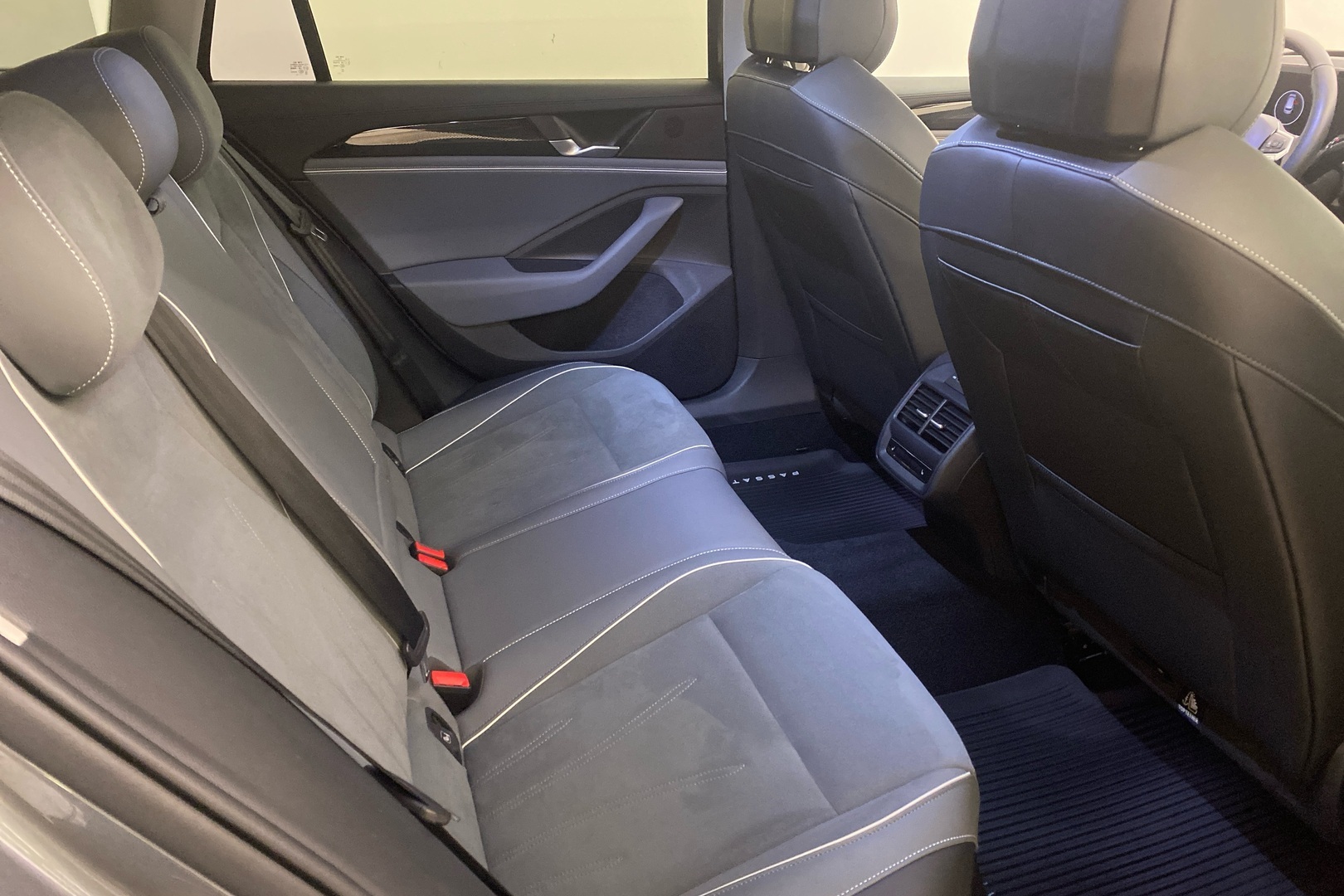 VOLKSWAGEN Passat 2024