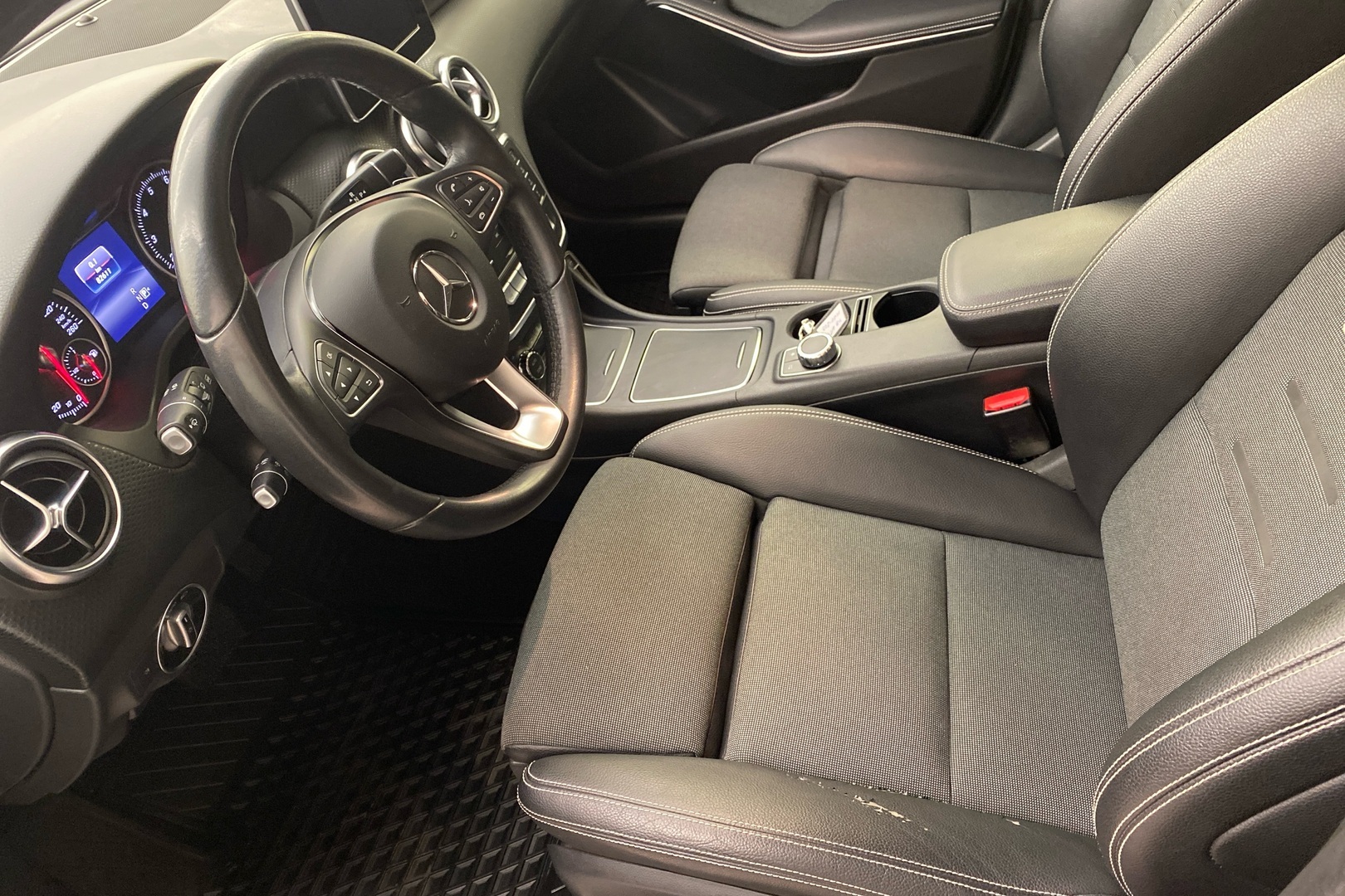 MERCEDES-BENZ A 2017