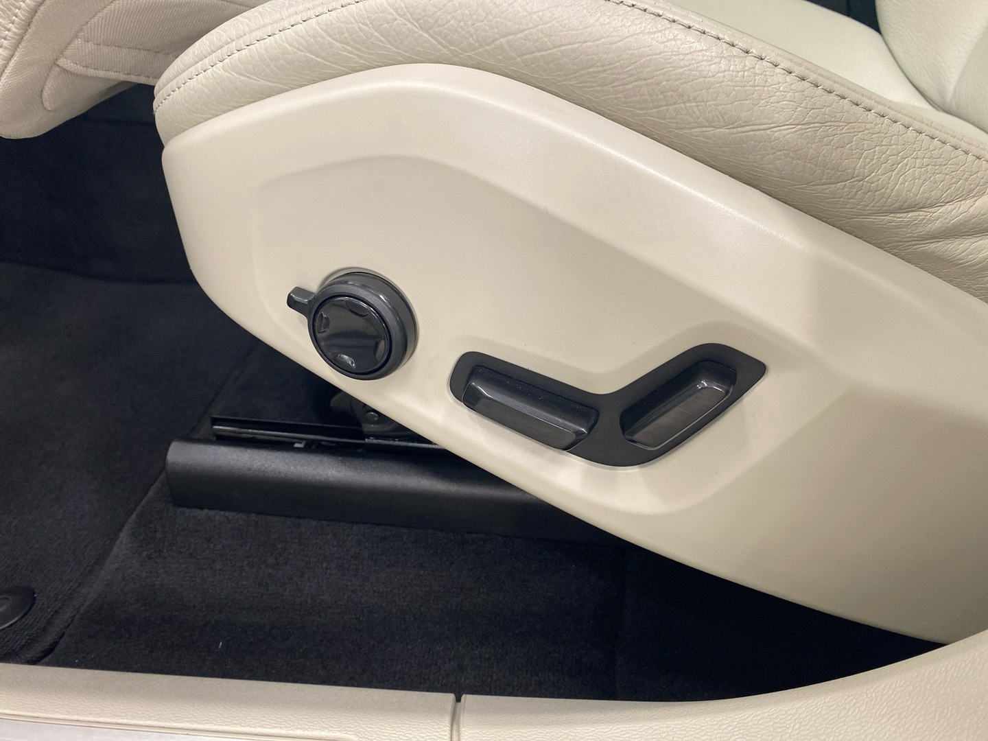 VOLVO XC60 2020