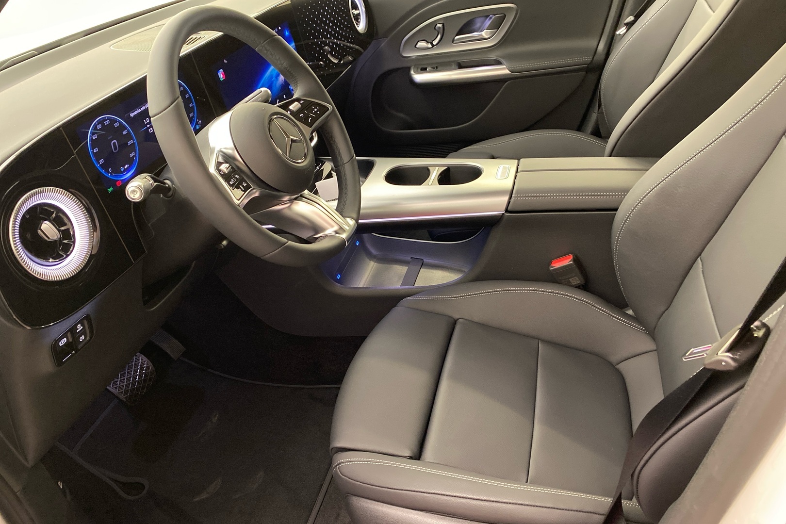 MERCEDES-BENZ GLB 2026