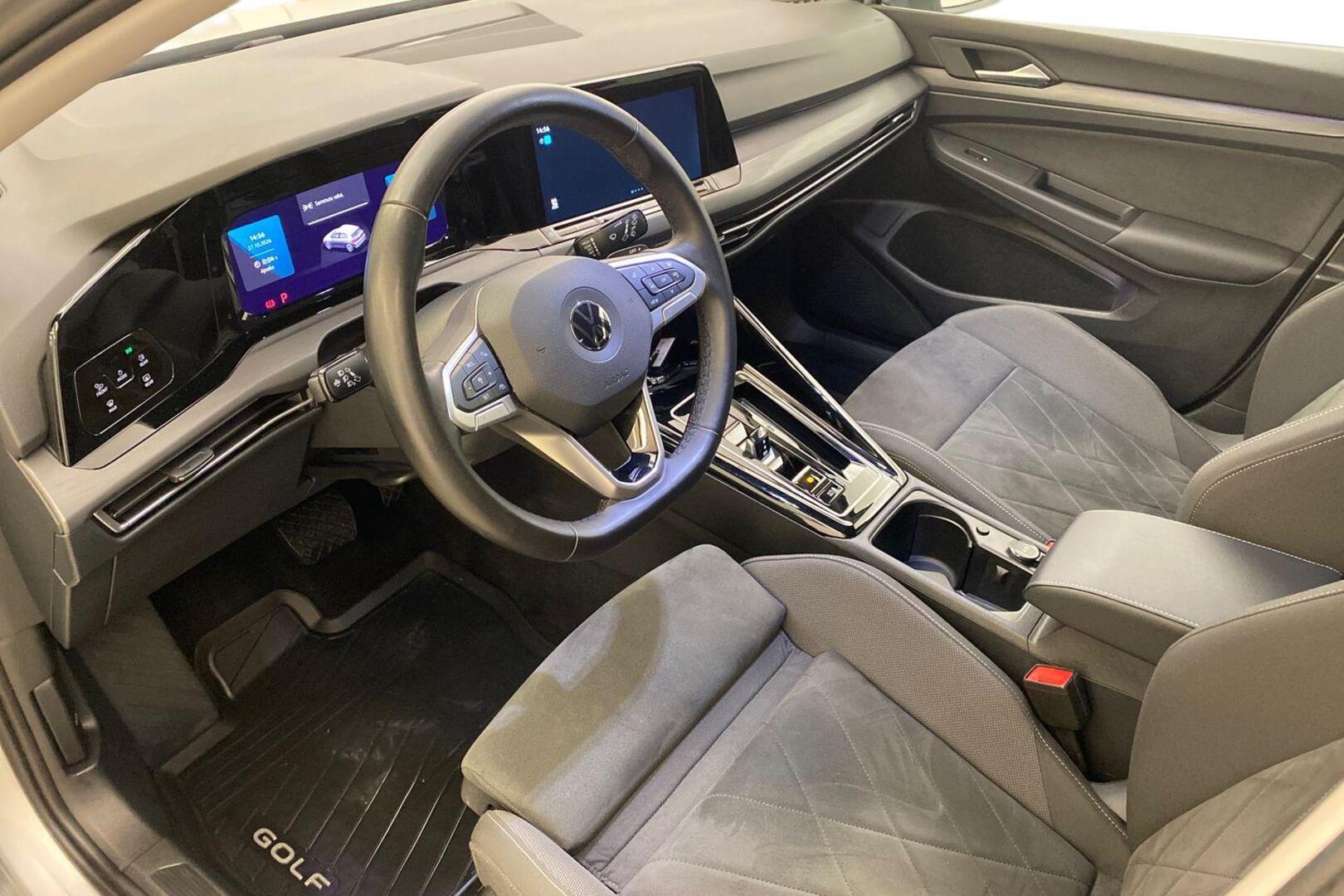 VOLKSWAGEN Golf 2023