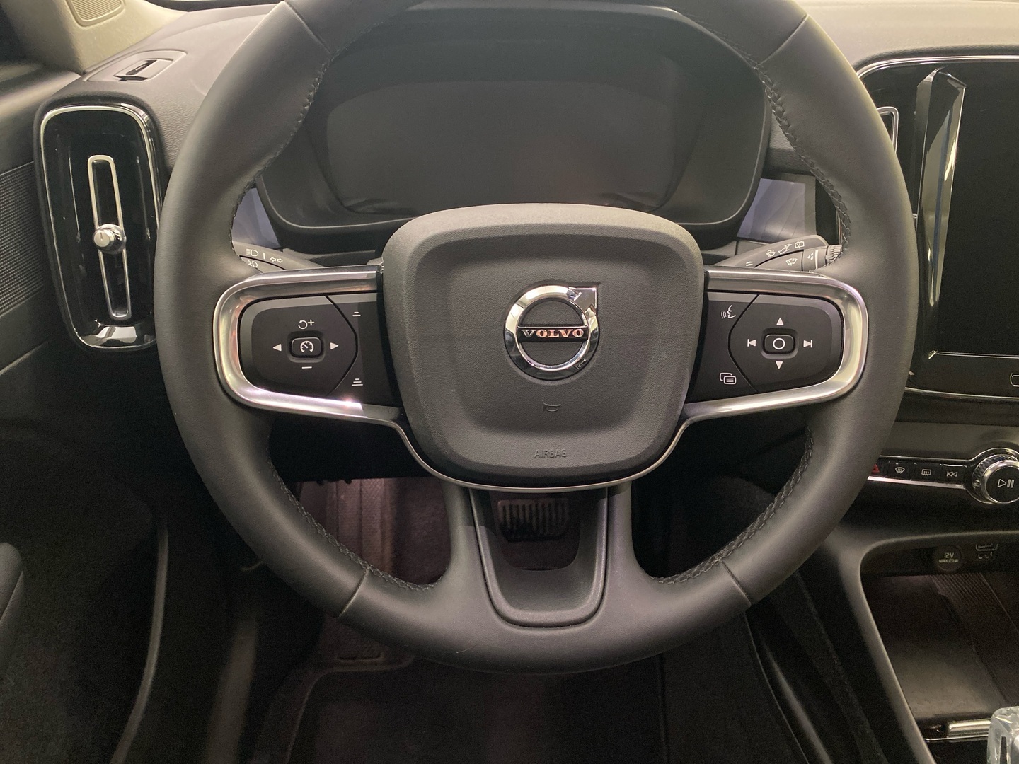 VOLVO XC40 2024