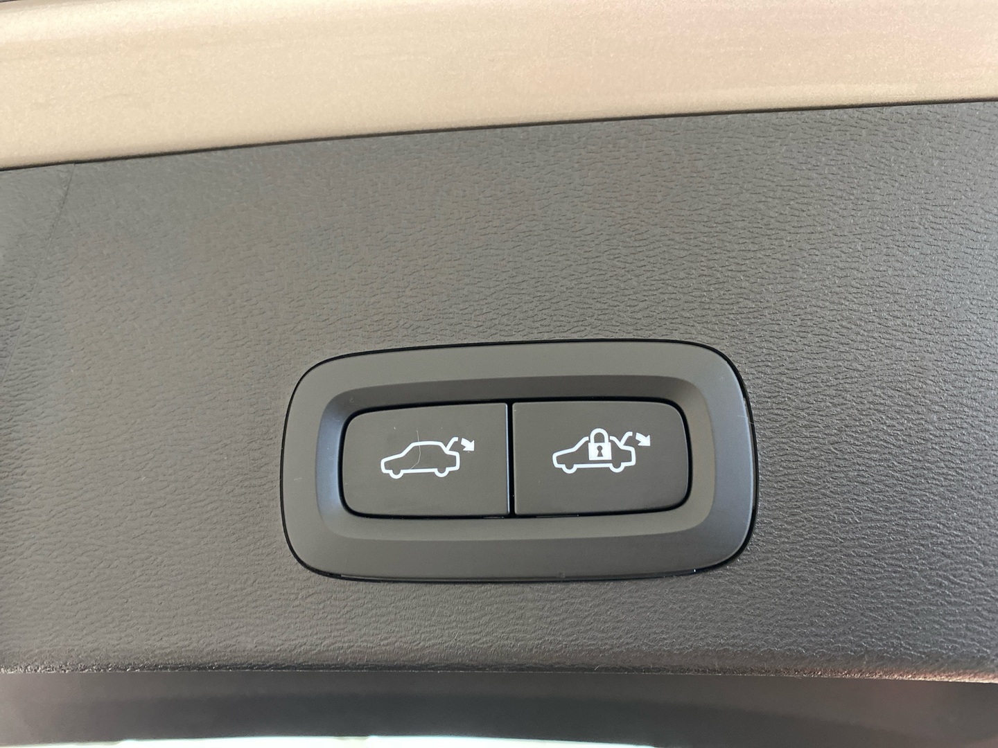 VOLVO XC40 2024