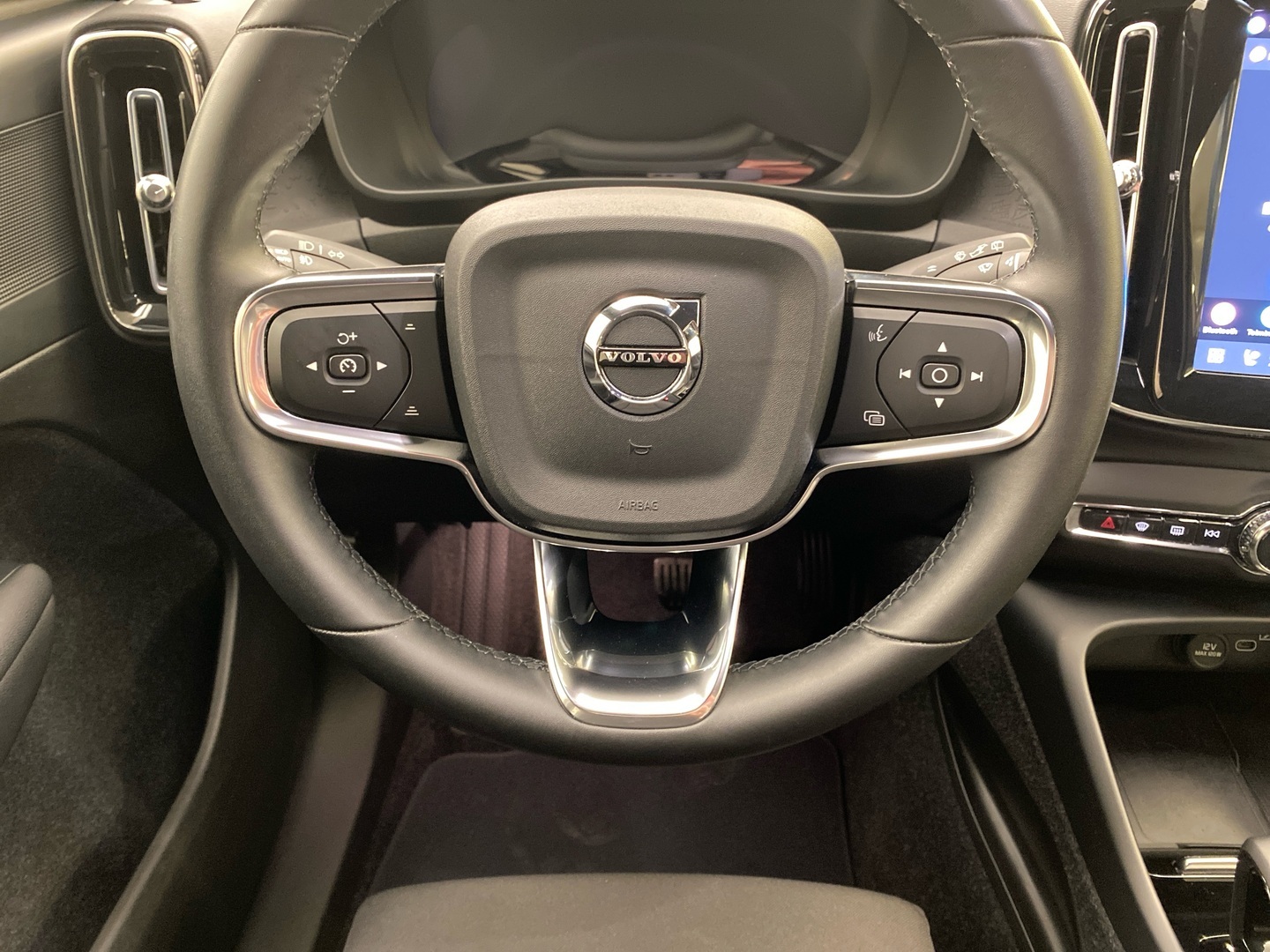 VOLVO XC40 2023