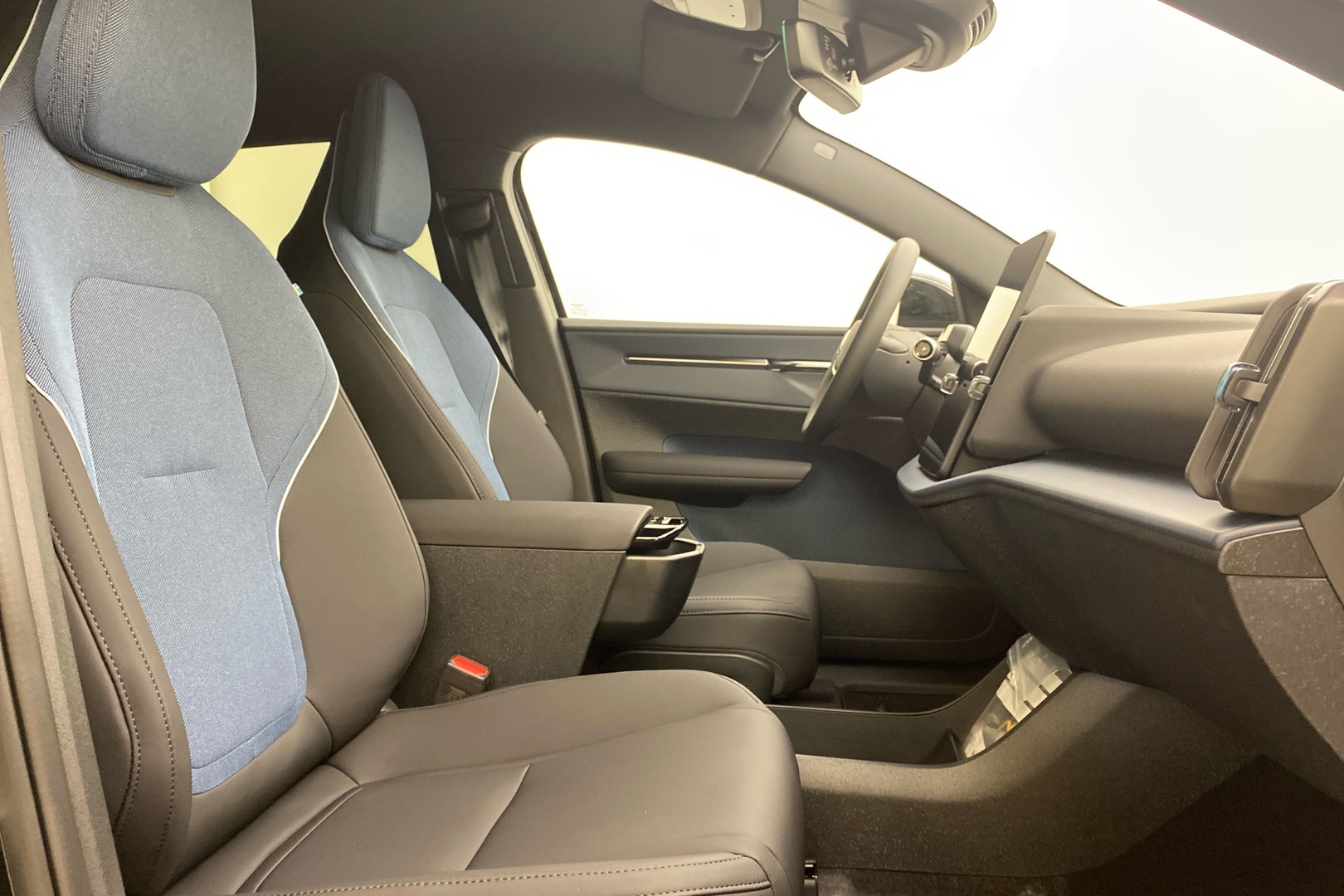 VOLVO EX30 8