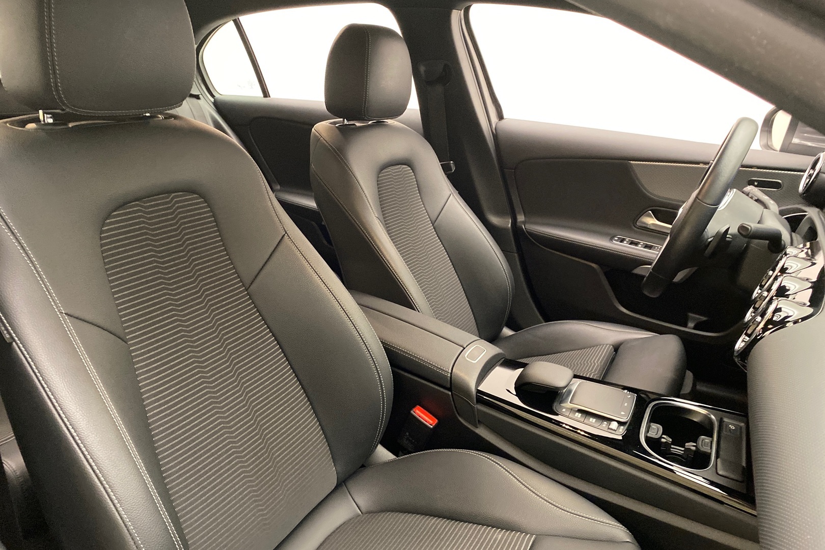 MERCEDES-BENZ A 2022