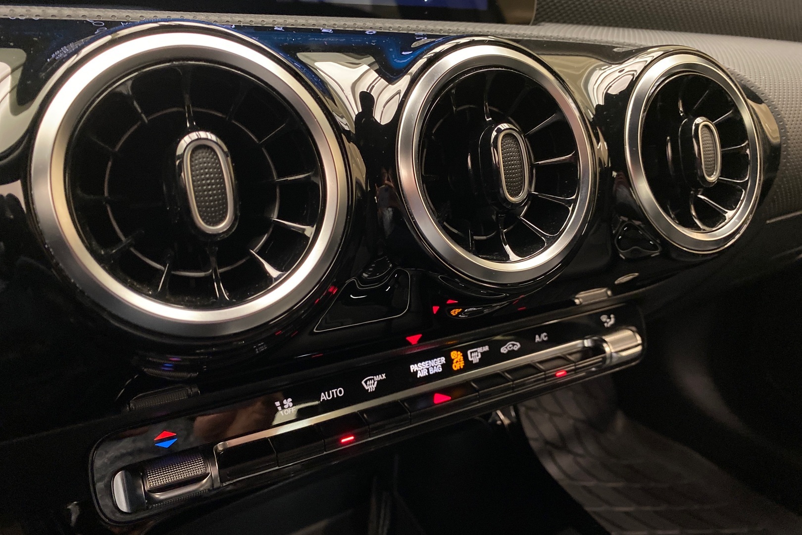 MERCEDES-BENZ A 2022