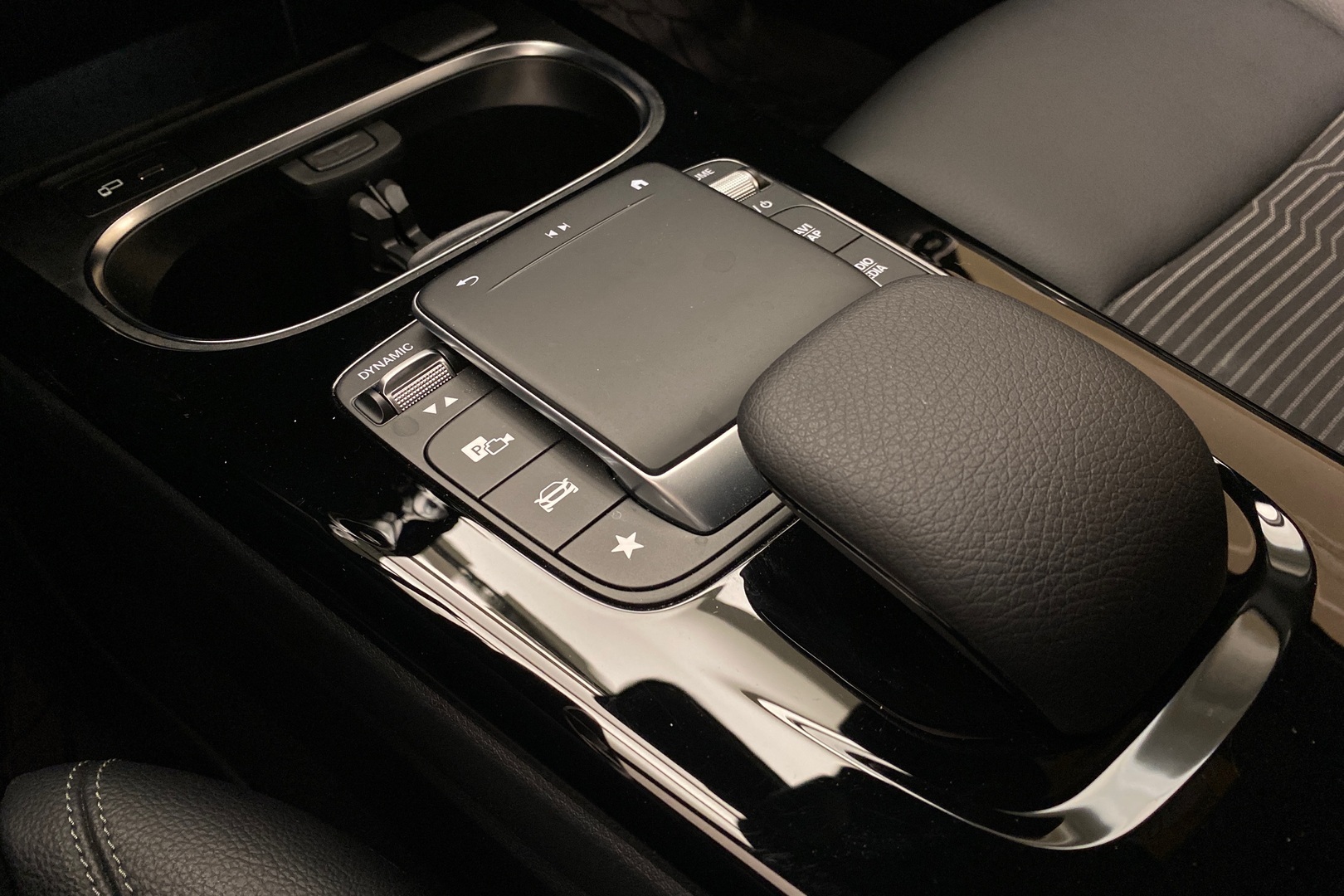 MERCEDES-BENZ A 2022