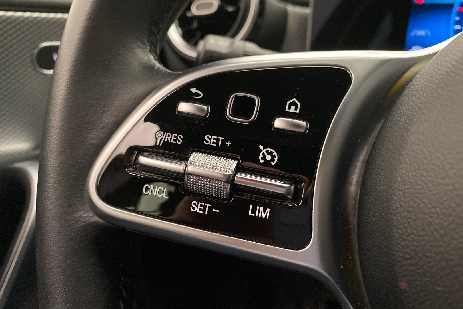 MERCEDES-BENZ A 2022