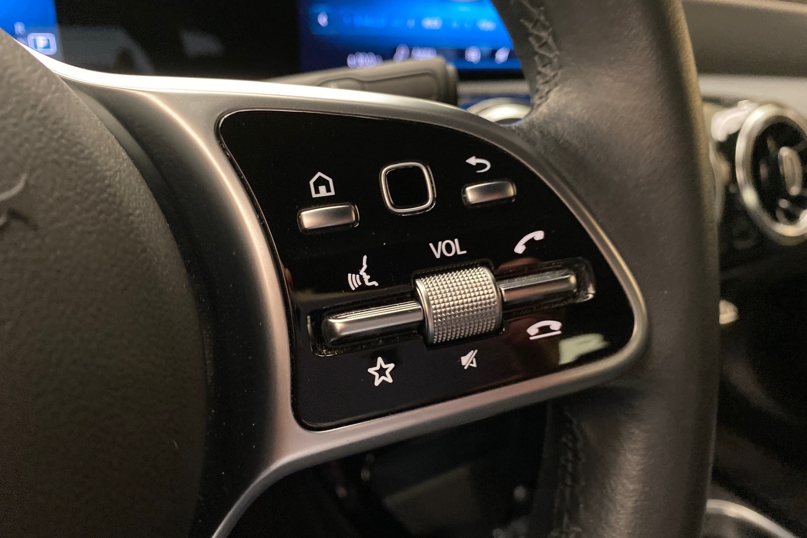 MERCEDES-BENZ A 2022