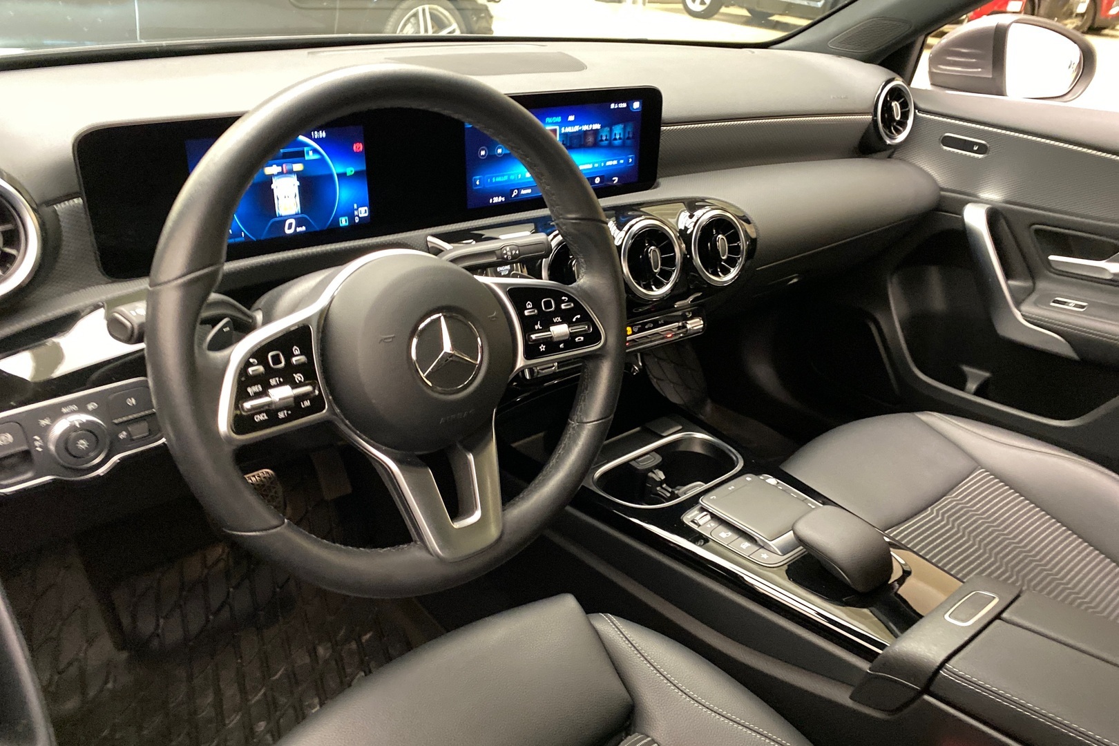 MERCEDES-BENZ A 2022