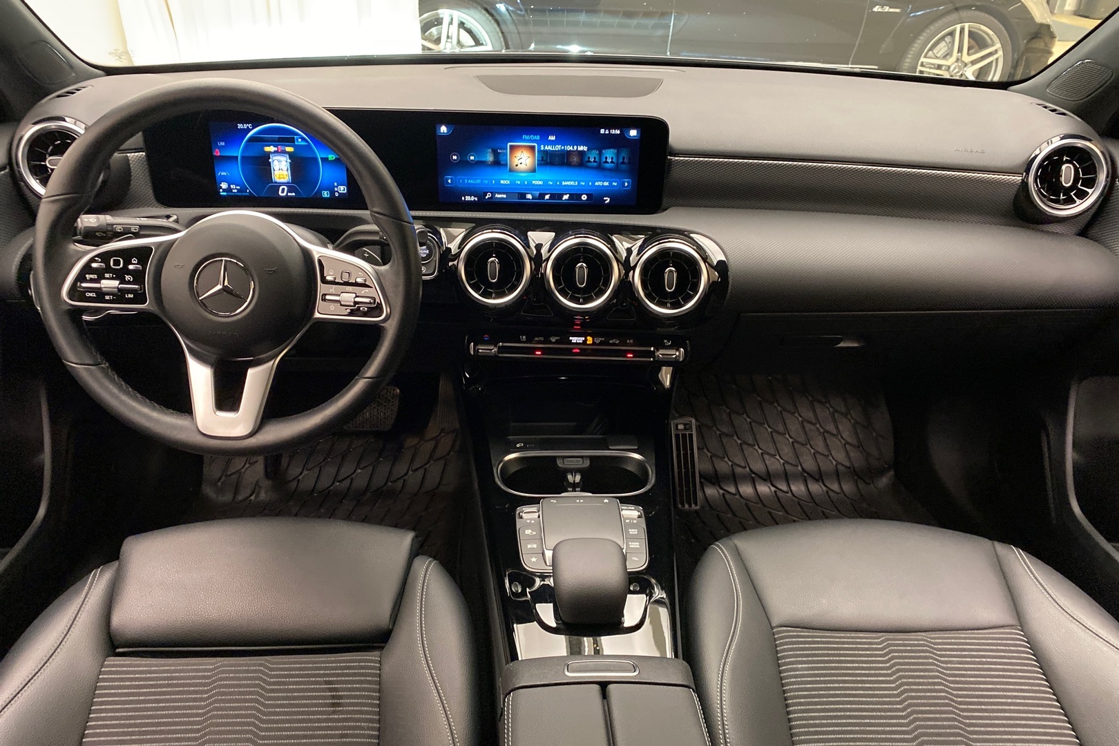 MERCEDES-BENZ A 2022