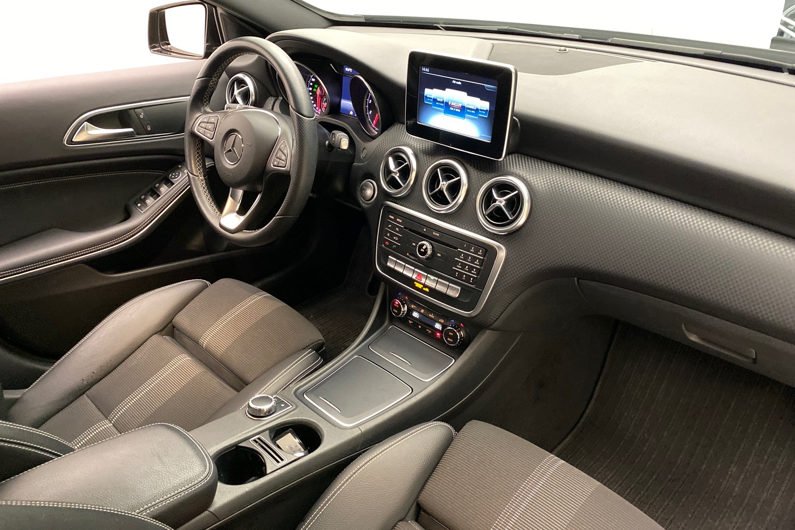 MERCEDES-BENZ A 2017