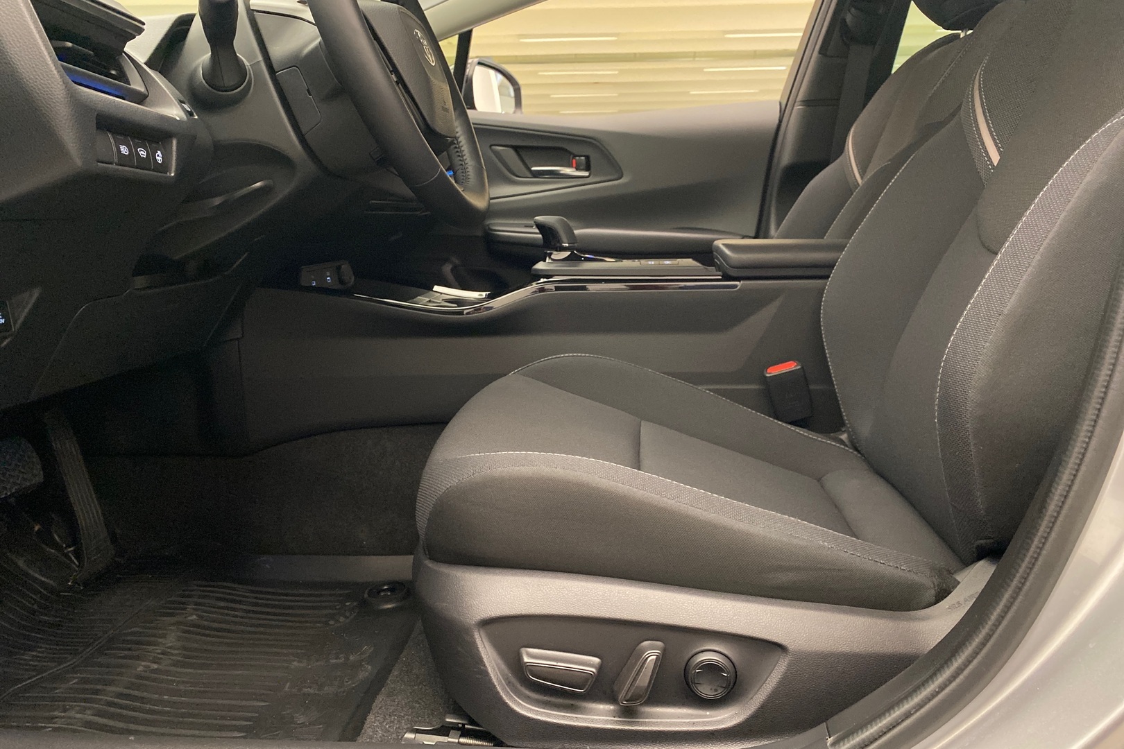 TOYOTA Prius Plug-in 2024